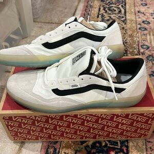 Brand new never worn men’s VANS AVE Pro Blanc De Blanc